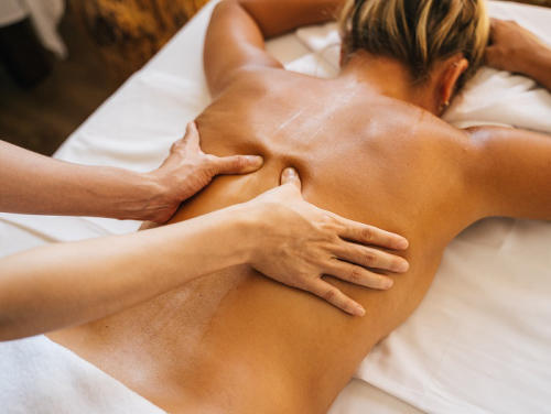 Áp dụng các biện pháp massage để làm giảm đau lưng sau khi quan hệ